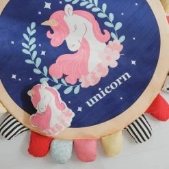 By Baboo Baby Cadeau Meisje - Vloerkleed Kinderkamer - Mooie Eenhoorn - Speelmat Met Kussentjes - Kindertapijt - Speelkleed Meisje - Oranje - Roze - Blauw 22 By Baboo Baby Cadeau Meisje - Vloerkleed Kinderkamer - Mooie Eenhoorn - Speelmat Met Kussentjes - Kindertapijt - Speelkleed Meisje - Oranje - Roze - Blauw -Exporteren speelkleden winkel 550x375 3