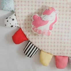 By Baboo Baby Cadeau Meisje - Vloerkleed Kinderkamer - Mooie Eenhoorn - Speelmat Met Kussentjes - Kindertapijt - Speelkleed Meisje - Oranje - Roze - Blauw 17 By Baboo Baby Cadeau Meisje - Vloerkleed Kinderkamer - Mooie Eenhoorn - Speelmat Met Kussentjes - Kindertapijt - Speelkleed Meisje - Oranje - Roze - Blauw -Exporteren speelkleden winkel 550x419