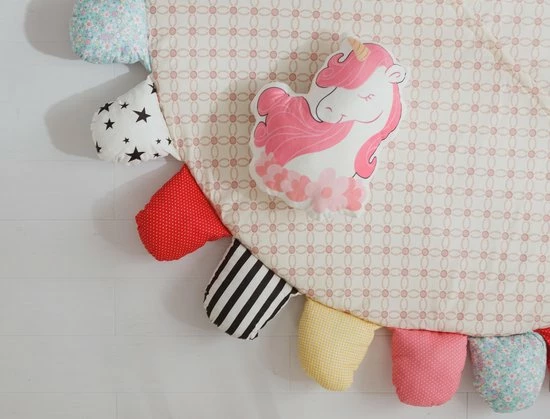 By Baboo Baby Cadeau Meisje - Vloerkleed Kinderkamer - Mooie Eenhoorn - Speelmat Met Kussentjes - Kindertapijt - Speelkleed Meisje - Oranje - Roze - Blauw 5 By Baboo Baby Cadeau Meisje - Vloerkleed Kinderkamer - Mooie Eenhoorn - Speelmat Met Kussentjes - Kindertapijt - Speelkleed Meisje - Oranje - Roze - Blauw - Afbeelding 3