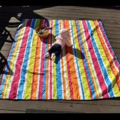 EProducts XXL Picknickkleed & Babygym Waterdicht & Wasbaar - Speelkleed Baby - Gewatteerde Speelmat Voor Binnen En Buiten - 200 X 200 - Met Handvat En Opvouwbaar - Strandlaken - Picknickdeken Buiten Bij Kamperen & Picknick + GRATIS GRONDPENNEN - Mixed Kleuren -Exporteren speelkleden winkel 550x460 9