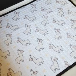 Speelkleed Lama 195 X 145 - LiefBoefje - Speelmat - Groot Speelkleed - Speelkleed Baby - Speeltapijt - Vloerkleed Baby - Babymat XL - Kraamcadeau - Speelkleed Kinderen - 100+ Liefboefje Speelkleed Designs - BEPERKTE VOORRAAD OP=OP