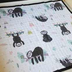 Speelkleed Luiaard 195 X 145 - LiefBoefje - Speelmat - Groot Speelkleed - Speelkleed Baby - Speeltapijt - Vloerkleed Baby - Babymat XL - Kraamcadeau - Speelkleed Kinderen - 100+ Liefboefje Speelkleed Designs - BEPERKTE VOORRAAD OP=OP