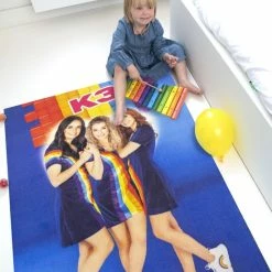 K3 Vloerkleed Kinderkamer Met Julia, Hanne En Marthe - Tapijt Kinderkamer - Voor Jongens En Meisjes - Kindertapijt K3 - 90 X 130 Cm - Blauw - Speelmat/Speelkleed - K3 Deurmat - K3 Waterval - Gemaakt In België - Officiële Studio 100 Partner -Exporteren speelkleden winkel 550x550 264