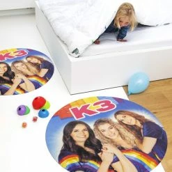 K3 Vloerkleed Kinderkamer Met Julia, Hanne En Marthe - Tapijt Kinderkamer - Voor Jongens En Meisjes - Kindertapijt K3 - 90 X 130 Cm - Blauw - Speelmat/Speelkleed - K3 Deurmat - K3 Waterval - Gemaakt In België - Officiële Studio 100 Partner -Exporteren speelkleden winkel 550x550 266
