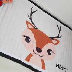 Speelkleed Hertje 150 X 100 - LiefBoefje - Speelmat - Groot Speelkleed - Speelkleed Baby - Speeltapijt - Vloerkleed Baby - Babymat XL - Kraamcadeau - Speelkleed Kinderen - 100+ Liefboefje Speelkleed Designs - BEPERKTE VOORRAAD OP=OP
