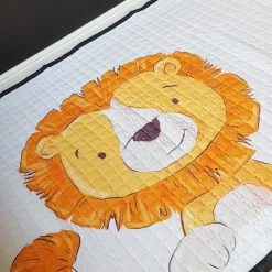 Speelkleed Leeuw 195 X 145 - LiefBoefje - Speelmat - Groot Speelkleed - Speelkleed Baby - Speeltapijt - Vloerkleed Baby - Babymat XL - Kraamcadeau - Speelkleed Kinderen - 100+ Liefboefje Speelkleed Designs - BEPERKTE VOORRAAD OP=OP