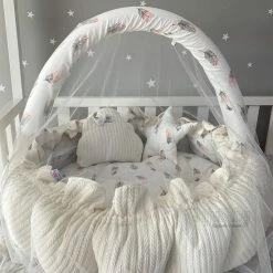 Jaju Baby - Baby Speelmat, Hoofdkussen En Klamboe - Organische Katoen Speelkleden - Antibacterieel Speelmat - Anti-Allergisch Speelmat - Wit En Veer Patroon - 120 X 120 Cm